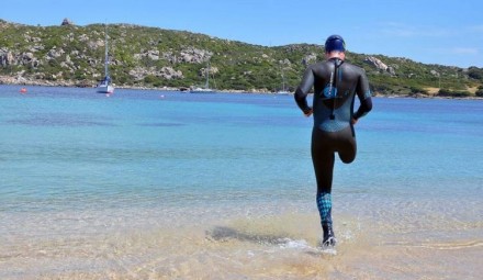 Italiano tenta record a nuoto senza gamba da Cuba a KeyWest